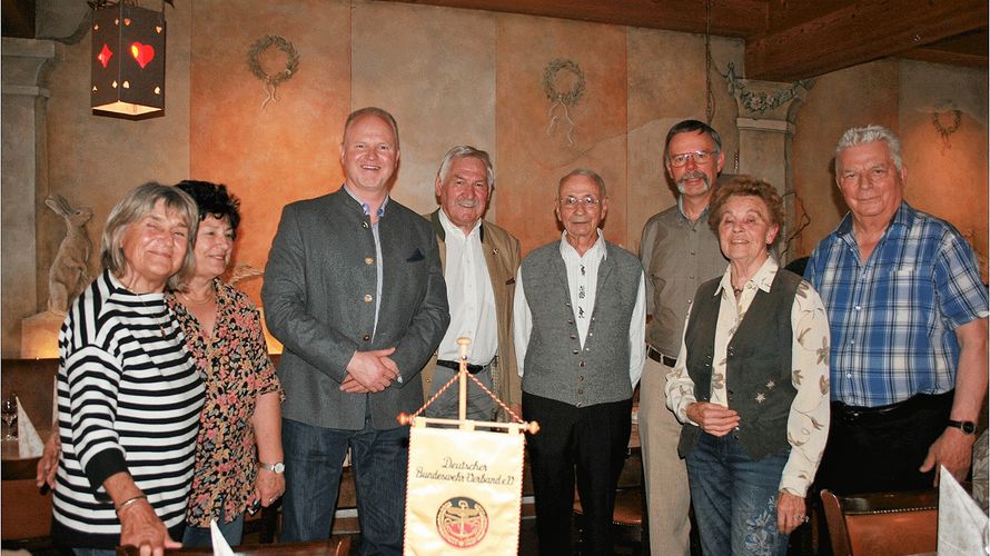 Bärbel Berchtenbreiter, Gabriele Pimiskern, Hans-Jörg Zündorf, Friedrich Hasselbacher, Anton Piller, Enrico Werner, Eleonore Zenkel, Wolfgang Koepke (v.l.) Foto: DBwV