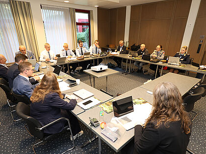 Die Arbeitsgruppe 3 bei ihrer Vollsitzung in Bad Honnef. Foto: DBwV/Yann Bombeke