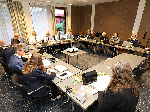 Die Arbeitsgruppe 3 bei ihrer Vollsitzung in Bad Honnef. Foto: DBwV/Yann Bombeke