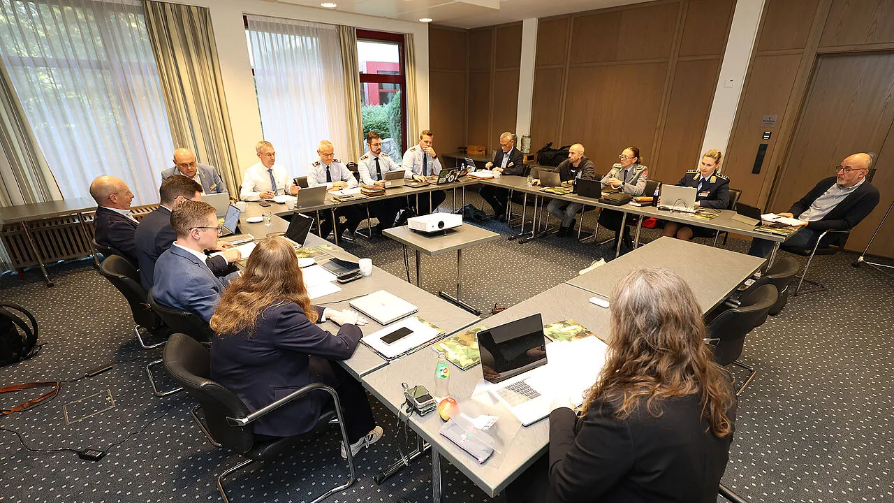 Die Arbeitsgruppe 3 bei ihrer Vollsitzung in Bad Honnef. Foto: DBwV/Yann Bombeke