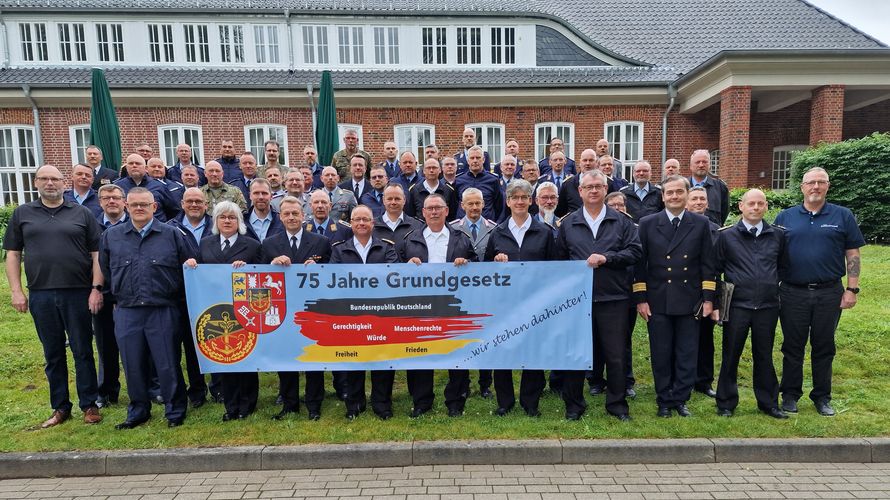 Appen: Im Rahmen der Veranstaltung legten die Teilnehmer ein klares Bekenntnis zum Grundgesetz ab. Foto: DBwV