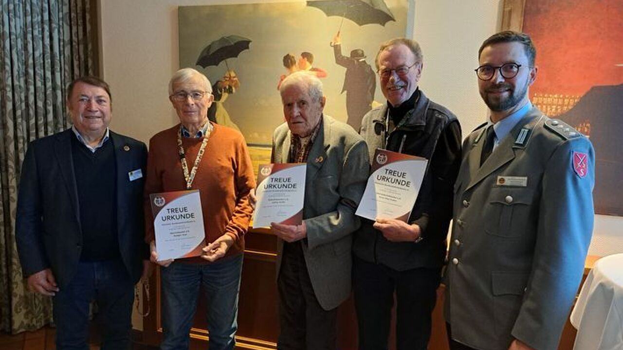 Die Vorstandsmitglieder Reinhard Vogt (von links), Rüdiger Arps, Lothar Kröhl, Ernst Otto Frahm und der Bezirksvorsitzende Lars Schunack. Foto: DBwV