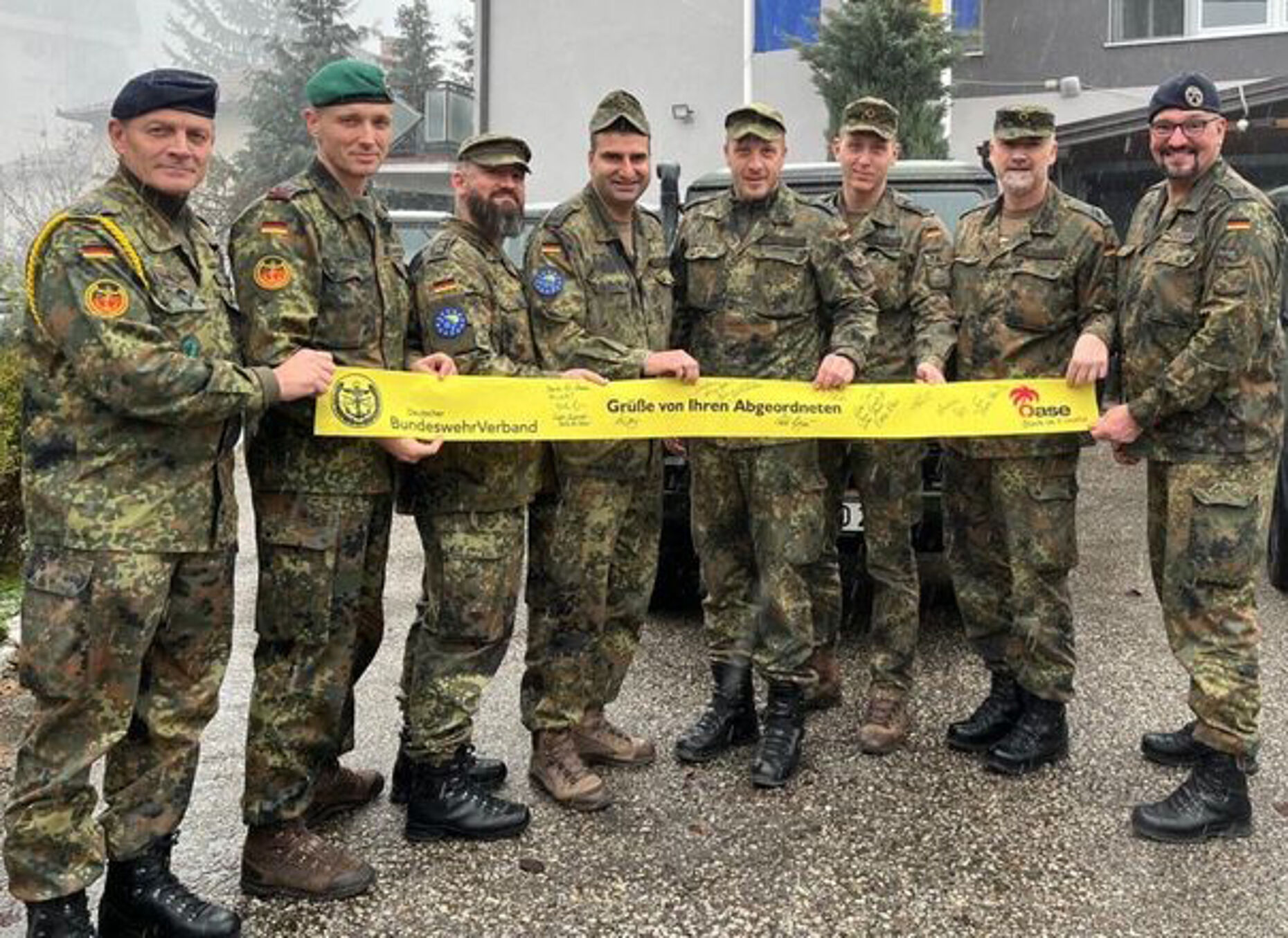 Gelbe Bänder für die Truppe in Bosnien und Herzegowina. Foto: DBwV/Frank Jungbluth
