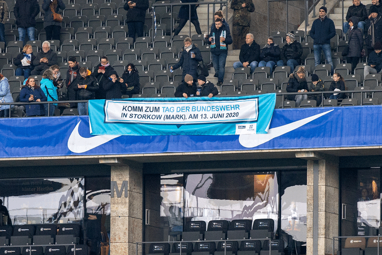 Einladung zum Tag der Bundeswehr in Storkow: Ein eher außergewöhnliches Transparent im Fußballstadion. Foto: DBwV/Yann Bombeke