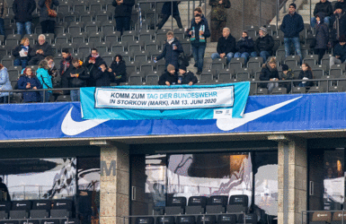Einladung zum Tag der Bundeswehr in Storkow: Ein eher außergewöhnliches Transparent im Fußballstadion. Foto: DBwV/Yann Bombeke