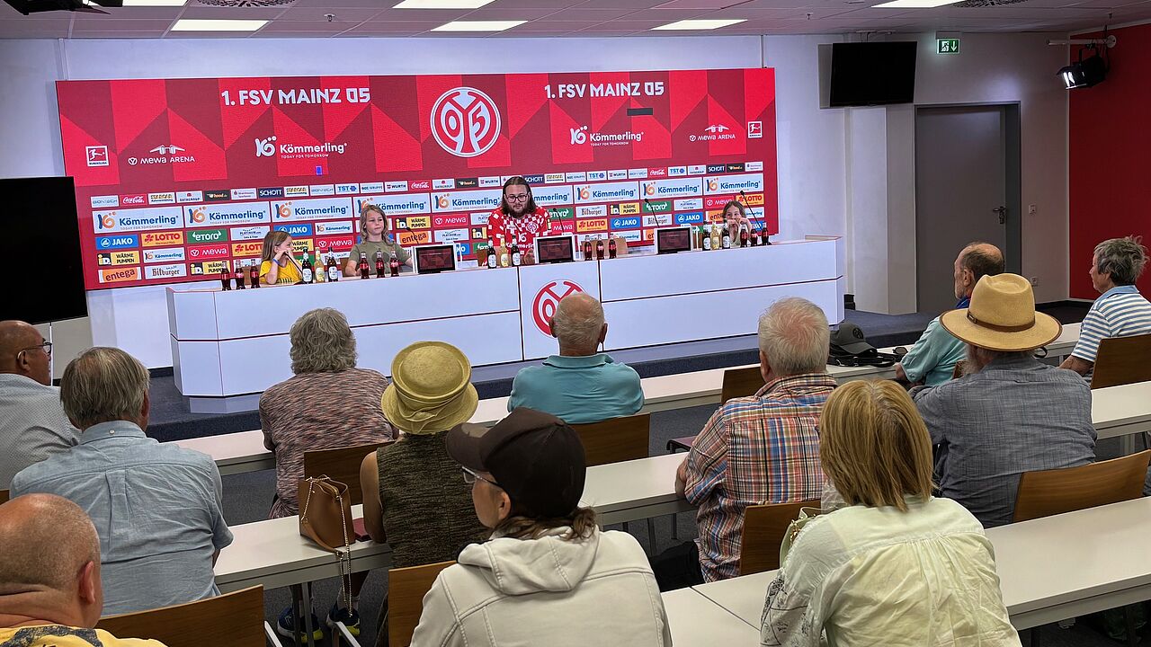 Tourenziel der Ehemaligen Mainz-Wiesbaden war diesmal die sportliche Heimat des 1. FSV Mainz 05. Foto: Schmelzeis