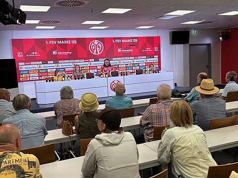 Tourenziel der Ehemaligen Mainz-Wiesbaden war diesmal die sportliche Heimat des 1. FSV Mainz 05. Foto: Schmelzeis
