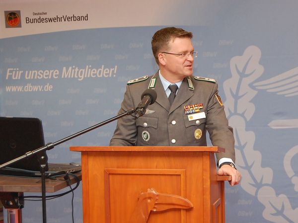 Oberstleutnant André Wüstner bot in seinem Vortrag erneut interessante Einblicke in den Berliner Politikbetrieb. Foto: DBwV/Stechert