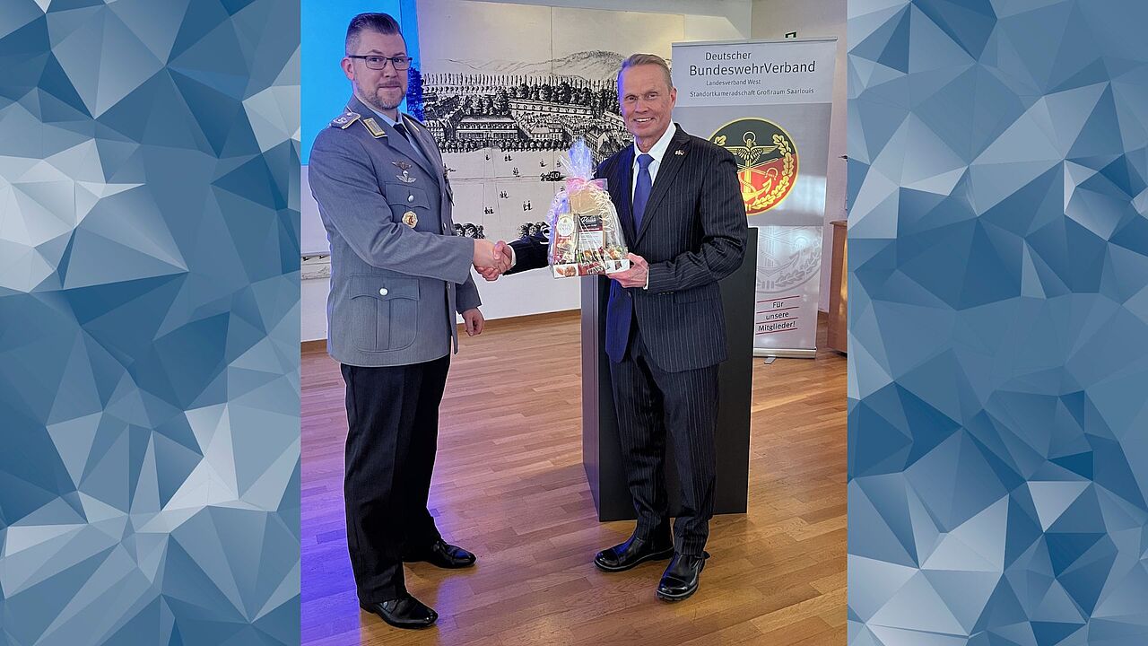 Oberstleutnant Eichler dankt Kapitän zS Rautava. Foto: StOKa Saarlouis