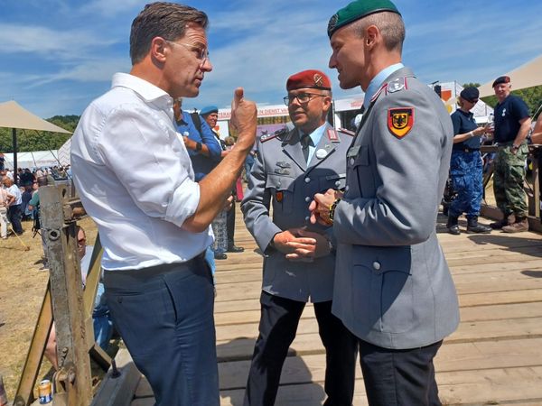 Oberstleutnant i.G. Marcel Bohnert und Oberstleutnant Michael Sedelies im Austausch mit dem früheren niederländischen Ministerpräsidenten und jetzigen NATO-Generalsekretär Mark Rutte auf den Veteranendag 2024 in Den Haag. Foto: privat