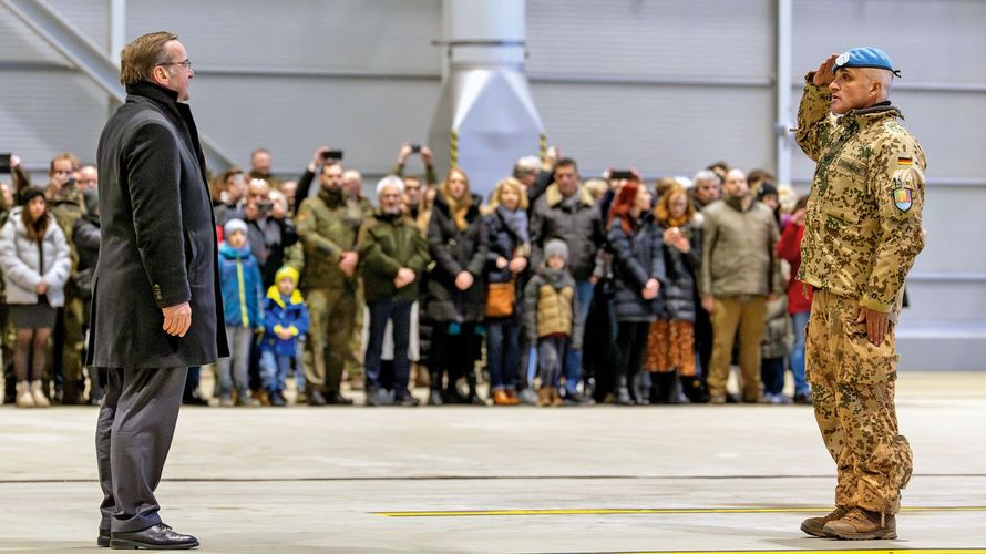 Rückkehr-Apell in Wunstorf: Verteidigungsminister Boris Pistorius begrüßt Heiko Bohnsack und die Soldatinnen und Soldaten, die Mitte Dezember 2023 aus Mail zurückgekehrt sind. Foto: Bundeswehr/Rolf Klatt