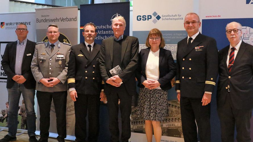 Die Vertreter der Kooperationspartner der Vortragsreihe „Schweriner Sicherheitsdialog“ mit dem Kommandeur des Landeskommandos Mecklenburg-Vorpommern, Flottillenadmiral Ullrich Reineke (3. vl) dem Bezirksvorsitzenden Mecklenburg-Vorpommern des DBwV, Hauptmann Jens Pollok (2. vl) sowie dem Referenten Dr. Hubertus Knabe (Mitte). Foto: Bundeswehr/Steffen Zillig 