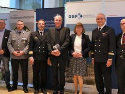 Die Vertreter der Kooperationspartner der Vortragsreihe „Schweriner Sicherheitsdialog“ mit dem Kommandeur des Landeskommandos Mecklenburg-Vorpommern, Flottillenadmiral Ullrich Reineke (3. vl) dem Bezirksvorsitzenden Mecklenburg-Vorpommern des DBwV, Hauptmann Jens Pollok (2. vl) sowie dem Referenten Dr. Hubertus Knabe (Mitte). Foto: Bundeswehr/Steffen Zillig 