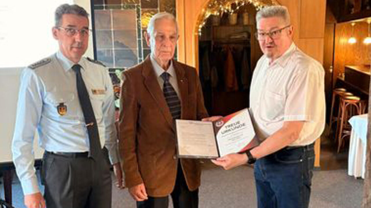 Oliver Sekuli (l.) ehrte Stabsfeldwebel a.D. Peter Nolde (M.) zusammen mit Ulrich Peise für 60 Jahre Mitgliedschaft. Foto: LV Nord