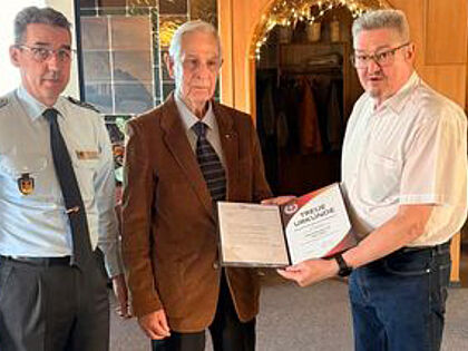 Oliver Sekuli (l.) ehrte Stabsfeldwebel a.D. Peter Nolde (M.) zusammen mit Ulrich Peise für 60 Jahre Mitgliedschaft. Foto: LV Nord