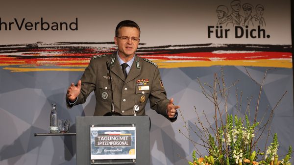 Oberst André Wüstner begrüßt die Teilnehmerinnen und Teilnehmer der Tagung. Foto: DBwV/Sarina Flachsmeier