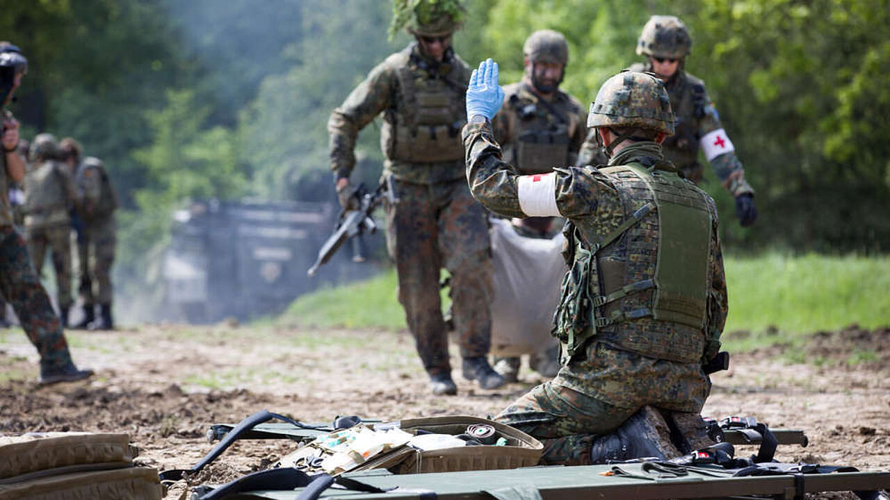 Die im Eckpunktepapier angekündigte Strukturreform der Bundeswehr ist zwingend notwendig. Der Zeitpunkt und die Bekanntgabe einzelner Inhalte – wie etwa die „Auflösung des Zentralen Sanitätsdienstes“ – waren sehr ungünstig gewählt und sorgten in der Truppe für viel Unruhe. Foto: Bundeswehr/Minh Vu