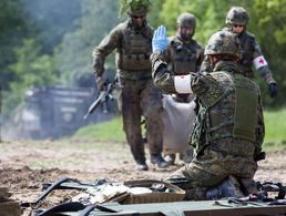 Die im Eckpunktepapier angekündigte Strukturreform der Bundeswehr ist zwingend notwendig. Der Zeitpunkt und die Bekanntgabe einzelner Inhalte – wie etwa die „Auflösung des Zentralen Sanitätsdienstes“ – waren sehr ungünstig gewählt und sorgten in der Truppe für viel Unruhe. Foto: Bundeswehr/Minh Vu