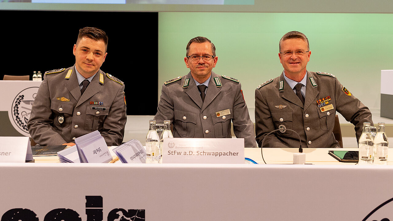 Mit 92 Prozent der Stimmen wählten die Delegierten Oberst André Wüstner (rechts) erneut zum Bundesvorsitzenden. Zu stellvertretenden Bundesvorsitzenden wählten die 355 Delegierten Stabsfeldwebel a.D. Thomas Schwappacher (Mitte) und den Oberstabsgefreiten Marcus Meissner. Foto: DBwV/Yann Bombeke
