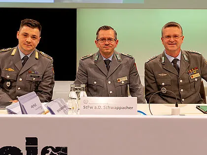 Mit 92 Prozent der Stimmen wählten die Delegierten Oberst André Wüstner (rechts) erneut zum Bundesvorsitzenden. Zu stellvertretenden Bundesvorsitzenden wählten die 355 Delegierten Stabsfeldwebel a.D. Thomas Schwappacher (Mitte) und den Oberstabsgefreiten Marcus Meissner. Foto: DBwV/Yann Bombeke