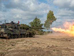  Der Kampfpanzer Leopard 2 beim Übungsschießen mit der 120mm Munition. Foto: obs/Presse- und Informationszentrum AIN/(Foto: Carl Schulze/Bundeswehr)