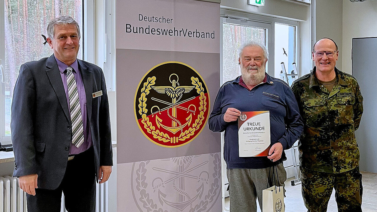 Stoka-Vorsitzender Bernhard Hauber mit dem geehrten KERH-Vorsitzenden Wolfgang Schulze-Thummes und Bezirksvorsitzendem Hauptmann Oliver Hartmann  (v.l.) Foto: StoKa Roth