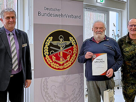 Stoka-Vorsitzender Bernhard Hauber mit dem geehrten KERH-Vorsitzenden Wolfgang Schulze-Thummes und Bezirksvorsitzendem Hauptmann Oliver Hartmann  (v.l.) Foto: StoKa Roth