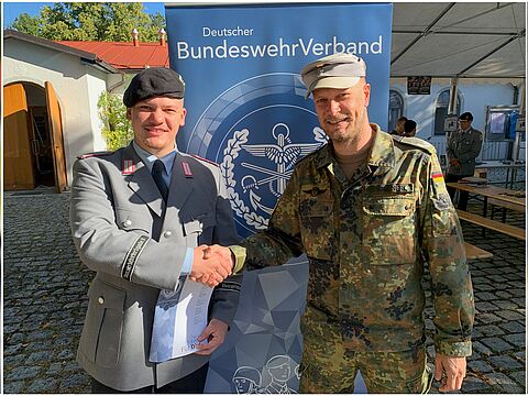 Major Daniel Brunner (r.) freut sich, Fahnenjunker Leonid Thierjung als neues DBwV-Mitglied begrüßen zu können. Foto: Günther Schmitt