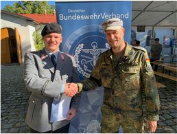 Major Daniel Brunner (r.) freut sich, Fahnenjunker Leonid Thierjung als neues DBwV-Mitglied begrüßen zu können. Foto: Günther Schmitt
