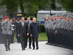 Beim Mali-Abschlussappell: Bundeskanzler Olaf Scholz (r.), Verteidigungsminister Boris Pistorius (2.v.l.), Generalinspekteur General Carsten Breuer (l.) und der Befehlshaber des Einsatzführungskommandos, Generalleutnant Bernd Schütt, schreiten die Front ab. 