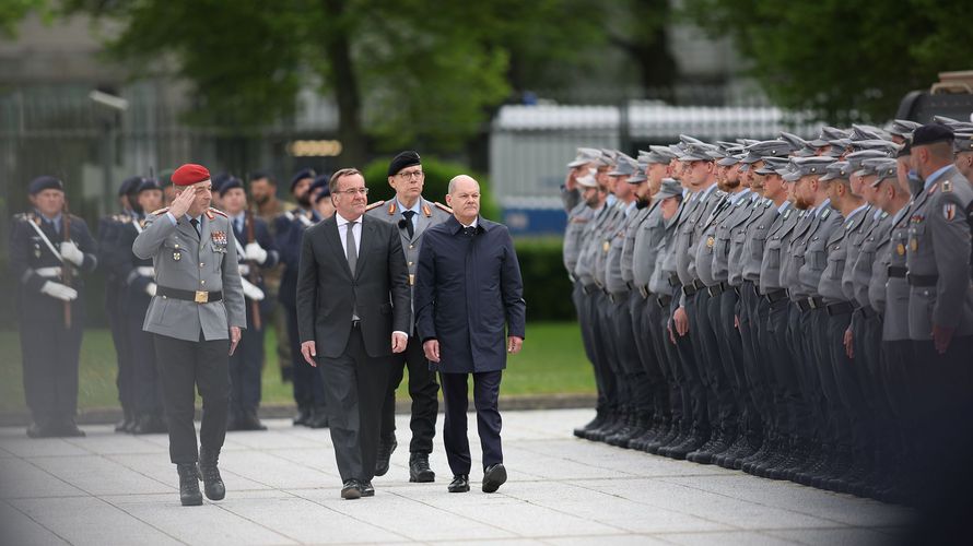 Beim Mali-Abschlussappell: Bundeskanzler Olaf Scholz (r.), Verteidigungsminister Boris Pistorius (2.v.l.), Generalinspekteur General Carsten Breuer (l.) und der Befehlshaber des Einsatzführungskommandos, Generalleutnant Bernd Schütt, schreiten die Front ab. 