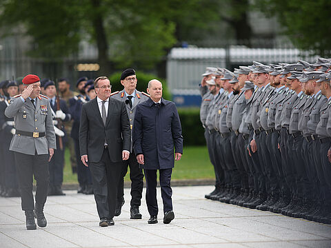 Beim Mali-Abschlussappell: Bundeskanzler Olaf Scholz (r.), Verteidigungsminister Boris Pistorius (2.v.l.), Generalinspekteur General Carsten Breuer (l.) und der Befehlshaber des Einsatzführungskommandos, Generalleutnant Bernd Schütt, schreiten die Front ab. 