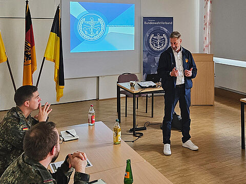 Der stellvertretende Landesgeschäftsführer Mike-Sascha Britsch trug bei der TruKa Landeskommando Baden-Württemberg zum Versichertenentlastungsgesetz für Zeitsoldaten vor. Foto: Ralf Pieper