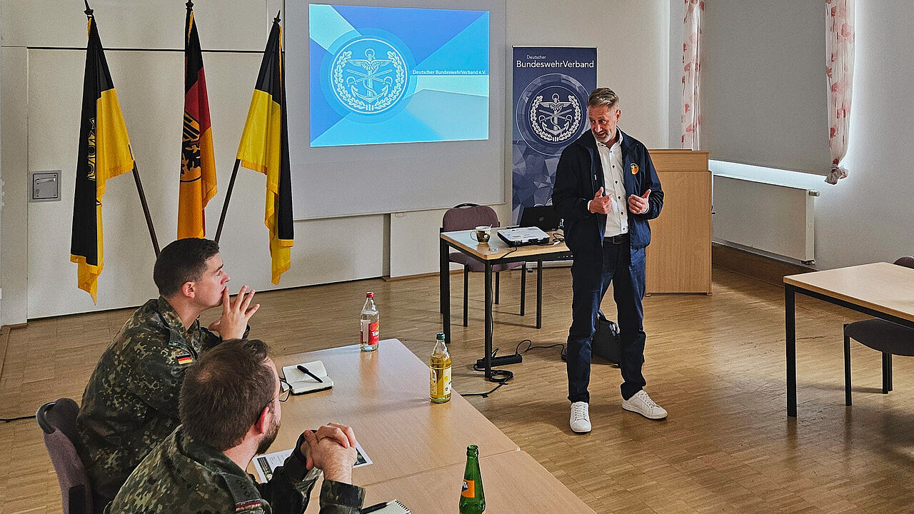 Der stellvertretende Landesgeschäftsführer Mike-Sascha Britsch trug bei der TruKa Landeskommando Baden-Württemberg zum Versichertenentlastungsgesetz für Zeitsoldaten vor. Foto: Ralf Pieper