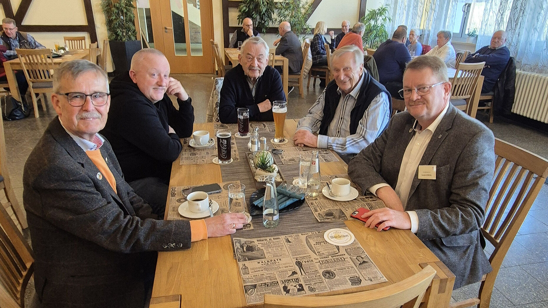 Unter den Gästen der Veranstaltung waren: Oberstleutnant a.D. Wolfgang Hagedorn (v.l.), die Stabsfeldwebel a.D. Volker Schöppel und Klaus Fischer sowie die Oberstleutnante a.D. Karlheinz Fiebig und Gerald "Charlie" Dörfel. Foto: Roland Stengl