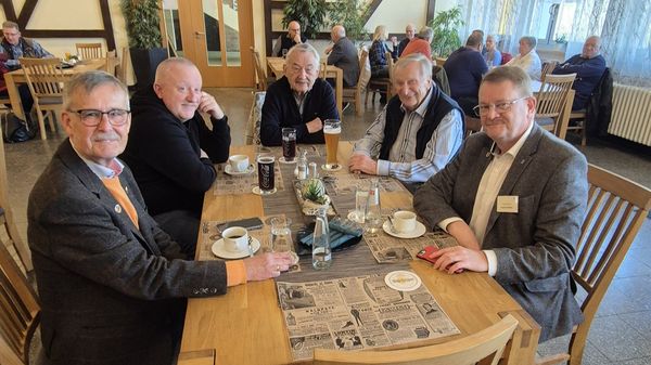 Unter den Gästen der Veranstaltung waren: Oberstleutnant a.D. Wolfgang Hagedorn (v.l.), die Stabsfeldwebel a.D. Volker Schöppel und Klaus Fischer sowie die Oberstleutnante a.D. Karlheinz Fiebig und Gerald "Charlie" Dörfel. Foto: Roland Stengl