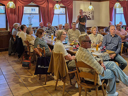 Großes Interesse zeigten die Mitglieder der KERH am Vortrag von Polizeioberkommissar Christoph Diemer zu aktuellen Betrugsmaschen und wirksamen Schutzmaßnahmen. Foto: R. Wolpert