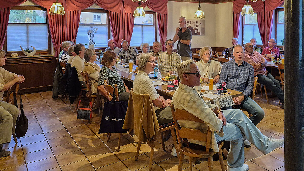 Großes Interesse zeigten die Mitglieder der KERH am Vortrag von Polizeioberkommissar Christoph Diemer zu aktuellen Betrugsmaschen und wirksamen Schutzmaßnahmen. Foto: R. Wolpert