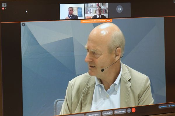 Der frühere BND-Präsident Gerhard Schindler (großes Bild) debattierte mit den Bundestagsabgeordneten Roderich Kiesewetter (oben rechts) und Stephan Thomae, die zugeschaltet waren. Foto: DBwV/Franziska Kelch