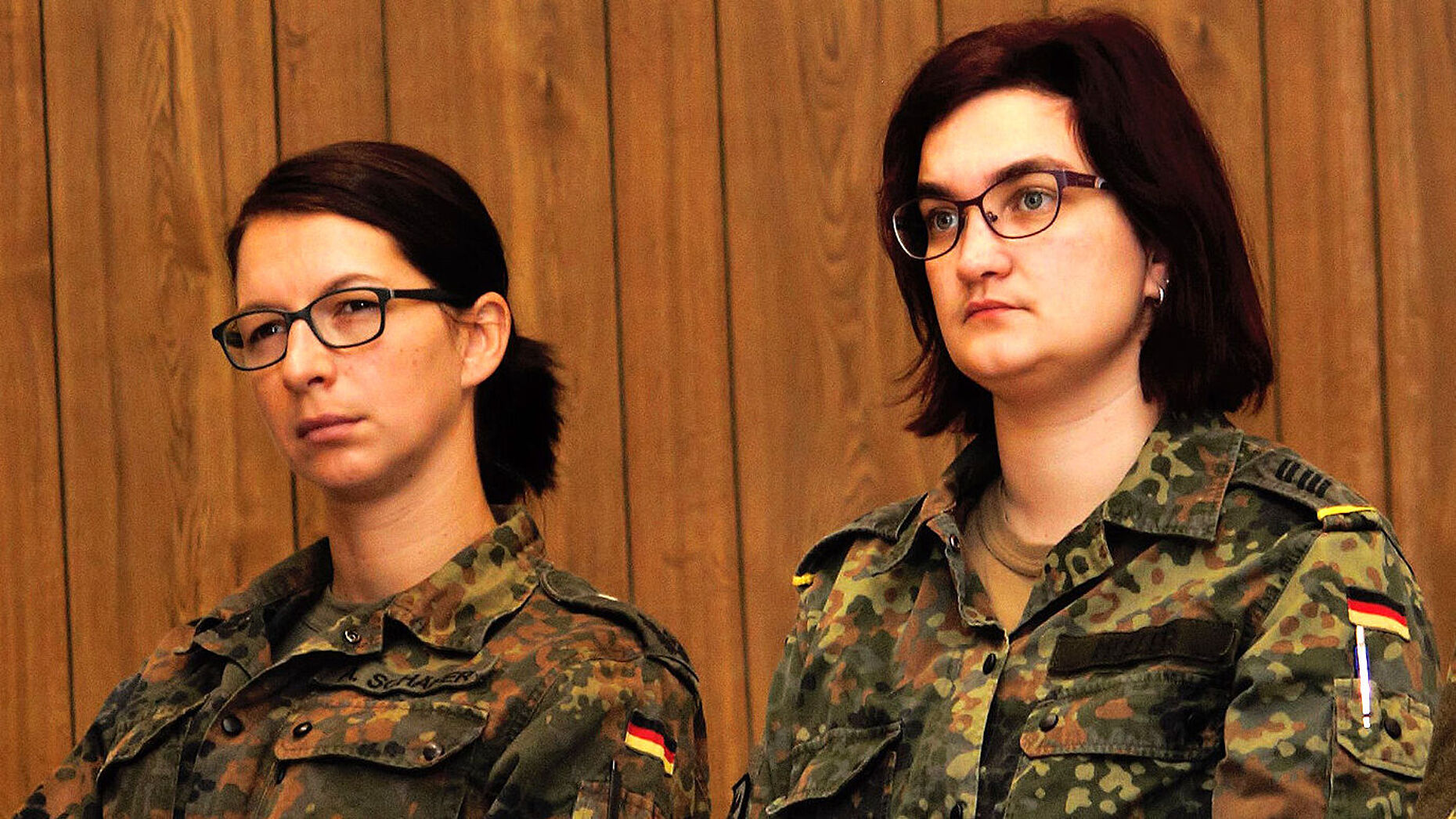 Die Tagung richtet sich an alle SaZ unabhängig von Dienstgrad: OStArzt Anja Schäfer und OStGefr Müller nehmen interessiert die Ratschläge auf. (v.l.n.r.) (Foto: DBwV/ik)