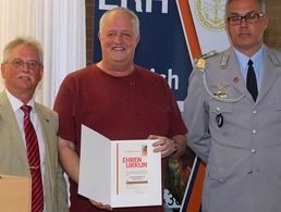 Mit Urkunde: Oberstleutnant a.D. Jürgen Kanert (Mitte) wurde für seine Verdienste für den Verband am Standort Hannover mit der Verdienstnadel in Bronze ausgezeichnet. Foto: DBwV