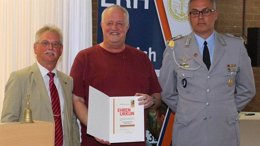 Mit Urkunde: Oberstleutnant a.D. Jürgen Kanert (Mitte) wurde für seine Verdienste für den Verband am Standort Hannover mit der Verdienstnadel in Bronze ausgezeichnet. Foto: DBwV