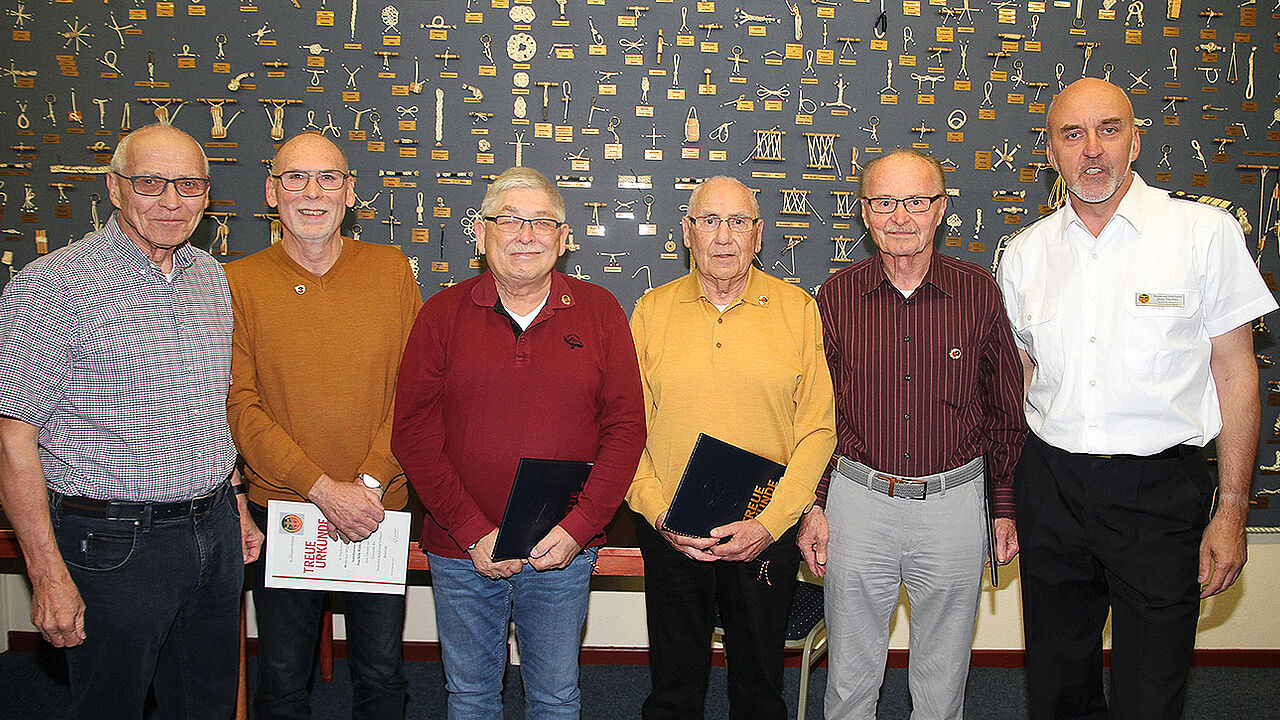 Mit Urkunden: Chris Kabon (v. l.), Joachim Hallensleben, Bernd Mahnke, Herbert Jansen und Werner Püschel und Jens Tischer. Es fehlt Olaf Burghardt. Foto: DBwV