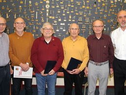 Mit Urkunden: Chris Kabon (v. l.), Joachim Hallensleben, Bernd Mahnke, Herbert Jansen und Werner Püschel und Jens Tischer. Es fehlt Olaf Burghardt. Foto: DBwV