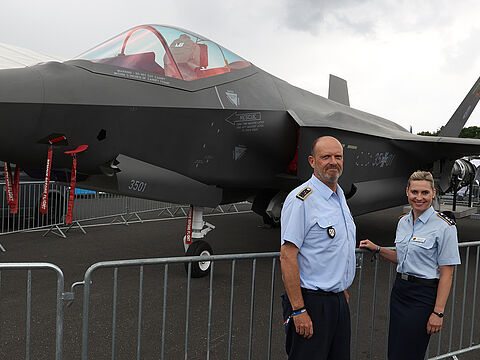 Für den Vorstand Luftwaffe mit Oberstabsfelwebel Heiko Stotz und Hauptmann Maria Holz ist die ILA ein Pflichttermin. Im Hintergrund: Die Zukunft der Luftwaffe, der Kampfjet F-35A. Foto: DBwV/Yann Bombeke
