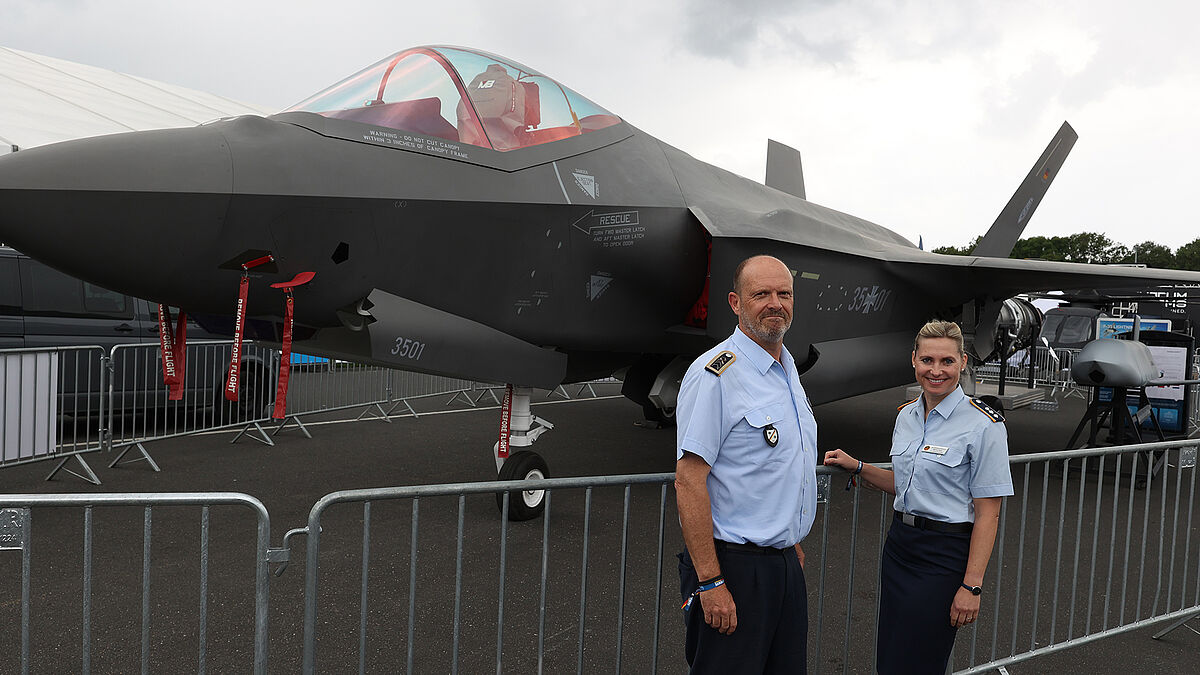 Für den Vorstand Luftwaffe mit Oberstabsfelwebel Heiko Stotz und Hauptmann Maria Holz ist die ILA ein Pflichttermin. Im Hintergrund: Die Zukunft der Luftwaffe, der Kampfjet F-35A. Foto: DBwV/Yann Bombeke