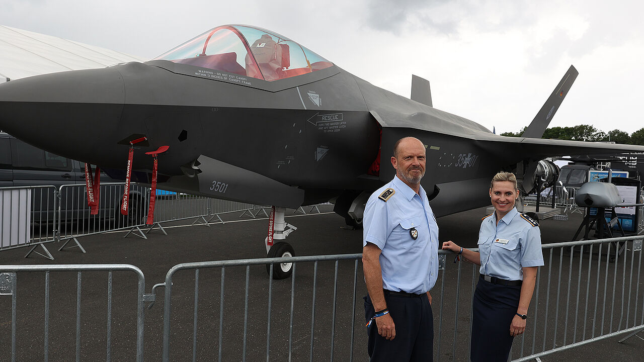 Für den Vorstand Luftwaffe mit Oberstabsfelwebel Heiko Stotz und Hauptmann Maria Holz ist die ILA ein Pflichttermin. Im Hintergrund: Die Zukunft der Luftwaffe, der Kampfjet F-35A. Foto: DBwV/Yann Bombeke