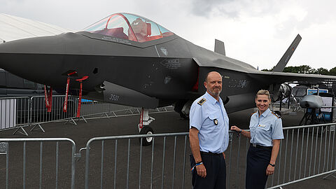 Für den Vorstand Luftwaffe mit Oberstabsfelwebel Heiko Stotz und Hauptmann Maria Holz ist die ILA ein Pflichttermin. Im Hintergrund: Die Zukunft der Luftwaffe, der Kampfjet F-35A. Foto: DBwV/Yann Bombeke