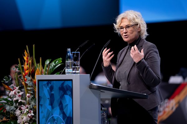 Verteidigungsministerin Christine Lambrecht schätzt die in der Bundeswehr herrschende Solidarität. Foto: DBwV/Yann Bombeke