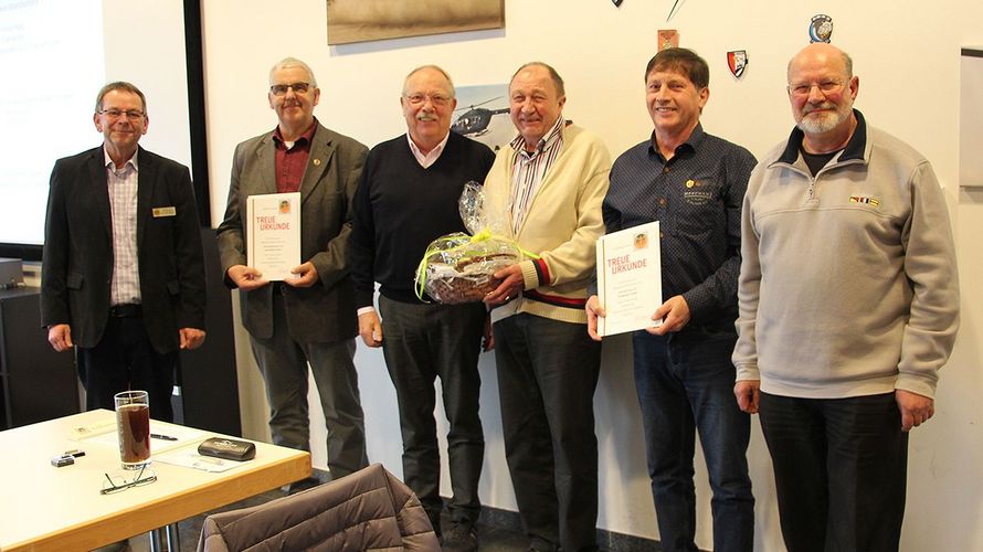 Bezirksvorsitzender Harald Lott (v. l.), Karl-Heinz Faure, Werner Schnell, Josef Wagner, Wolfgang Gaupp und Vorsitzender Werner Pietsch. Foto: Bauknecht